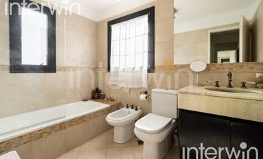 Venta casa sobre terreno de 800 m2 con jardín, piscina, galería, parrilla y terraza. - Garin