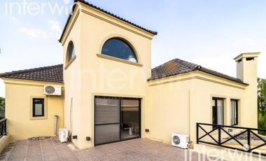 Venta casa sobre terreno de 800 m2 con jardín, piscina, galería, parrilla y terraza. - Garin