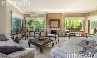 Venta casa sobre terreno de 800 m2 con jardín, piscina, galería, parrilla y terraza. - Garin