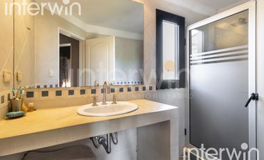 Venta casa sobre terreno de 800 m2 con jardín, piscina, galería, parrilla y terraza. - Garin