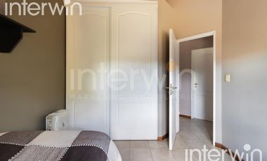 Venta casa sobre terreno de 800 m2 con jardín, piscina, galería, parrilla y terraza. - Garin