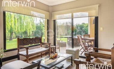 Venta casa sobre terreno de 800 m2 con jardín, piscina, galería, parrilla y terraza. - Garin