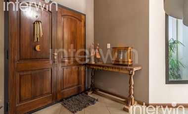 Venta casa sobre terreno de 800 m2 con jardín, piscina, galería, parrilla y terraza. - Garin