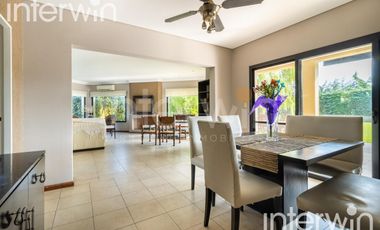 Venta casa sobre terreno de 800 m2 con jardín, piscina, galería, parrilla y terraza. - Garin