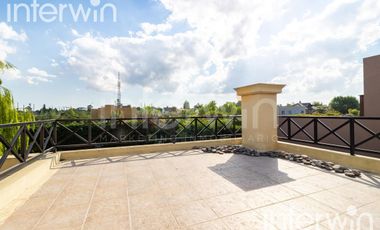 Venta casa sobre terreno de 800 m2 con jardín, piscina, galería, parrilla y terraza. - Garin