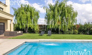 Venta casa sobre terreno de 800 m2 con jardín, piscina, galería, parrilla y terraza. - Garin