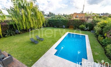 Venta casa sobre terreno de 800 m2 con jardín, piscina, galería, parrilla y terraza. - Garin