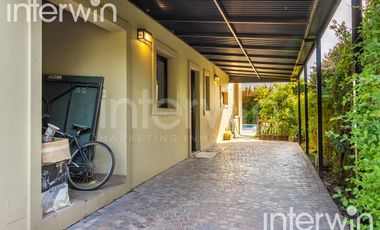 Venta casa sobre terreno de 800 m2 con jardín, piscina, galería, parrilla y terraza. - Garin