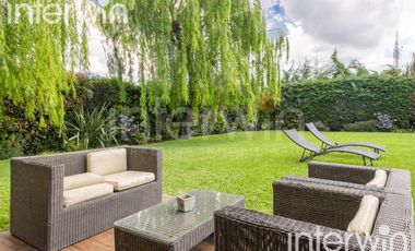 Venta casa sobre terreno de 800 m2 con jardín, piscina, galería, parrilla y terraza. - Garin