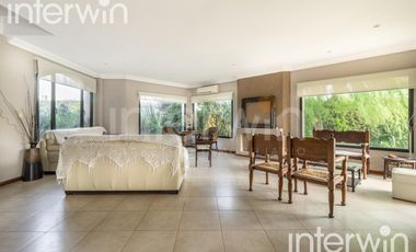 Venta casa sobre terreno de 800 m2 con jardín, piscina, galería, parrilla y terraza. - Garin