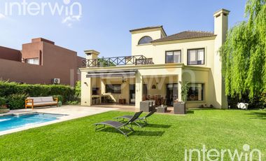 Venta casa sobre terreno de 800 m2 con jardín, piscina, galería, parrilla y terraza. - Garin