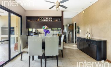 Venta casa sobre terreno de 800 m2 con jardín, piscina, galería, parrilla y terraza. - Garin