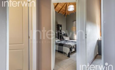 Venta casa sobre terreno de 800 m2 con jardín, piscina, galería, parrilla y terraza. - Garin