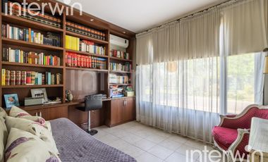 Venta casa sobre terreno de 800 m2 con jardín, piscina, galería, parrilla y terraza. - Garin