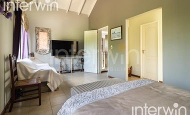 Venta casa sobre terreno de 800 m2 con jardín, piscina, galería, parrilla y terraza. - Garin