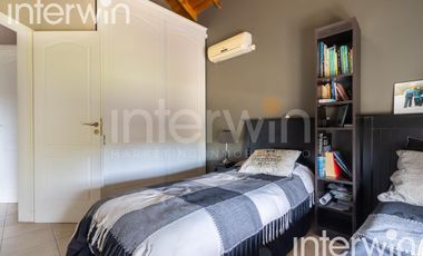 Venta casa sobre terreno de 800 m2 con jardín, piscina, galería, parrilla y terraza. - Garin