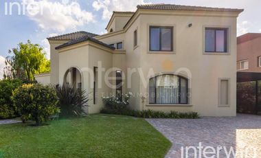 Venta casa sobre terreno de 800 m2 con jardín, piscina, galería, parrilla y terraza. - Garin