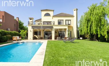 Venta casa sobre terreno de 800 m2 con jardín, piscina, galería, parrilla y terraza. - Garin