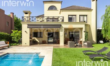 Venta casa sobre terreno de 800 m2 con jardín, piscina, galería, parrilla y terraza. - Garin
