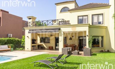 Venta casa sobre terreno de 800 m2 con jardín, piscina, galería, parrilla y terraza. - Garin