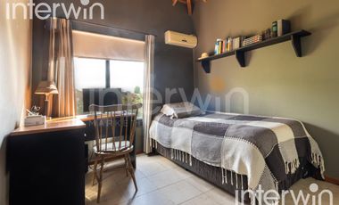 Venta casa sobre terreno de 800 m2 con jardín, piscina, galería, parrilla y terraza. - Garin