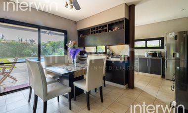 Venta casa sobre terreno de 800 m2 con jardín, piscina, galería, parrilla y terraza. - Garin