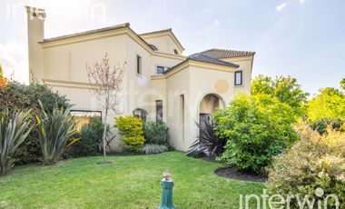 Venta casa sobre terreno de 800 m2 con jardín, piscina, galería, parrilla y terraza. - Garin