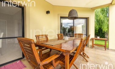 Venta casa sobre terreno de 800 m2 con jardín, piscina, galería, parrilla y terraza. - Garin