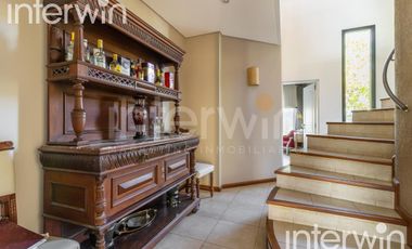 Venta casa sobre terreno de 800 m2 con jardín, piscina, galería, parrilla y terraza. - Garin