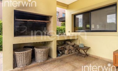 Venta casa sobre terreno de 800 m2 con jardín, piscina, galería, parrilla y terraza. - Garin