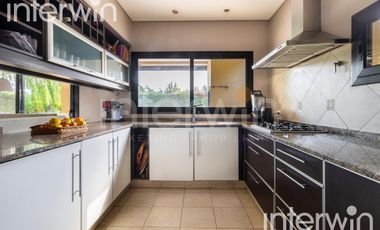 Venta casa sobre terreno de 800 m2 con jardín, piscina, galería, parrilla y terraza. - Garin