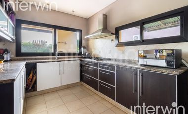 Venta casa sobre terreno de 800 m2 con jardín, piscina, galería, parrilla y terraza. - Garin