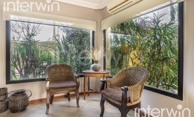 Venta casa sobre terreno de 800 m2 con jardín, piscina, galería, parrilla y terraza. - Garin