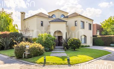 Venta casa sobre terreno de 800 m2 con jardín, piscina, galería, parrilla y terraza. - Garin