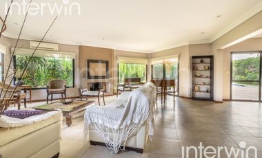 Venta casa sobre terreno de 800 m2 con jardín, piscina, galería, parrilla y terraza. - Garin