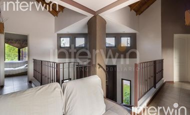 Venta casa sobre terreno de 800 m2 con jardín, piscina, galería, parrilla y terraza. - Garin
