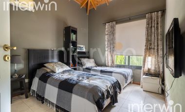 Venta casa sobre terreno de 800 m2 con jardín, piscina, galería, parrilla y terraza. - Garin