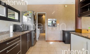 Venta casa sobre terreno de 800 m2 con jardín, piscina, galería, parrilla y terraza. - Garin