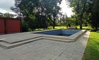 Inmejorable parque con propiedad apto fines comerciales - Casa quinta   Lote.