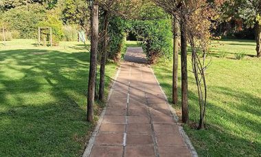 Inmejorable parque con propiedad apto fines comerciales - Casa quinta   Lote.