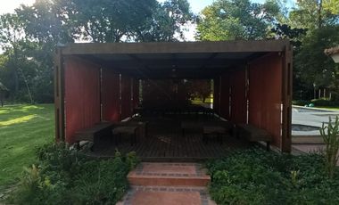 Inmejorable parque con propiedad apto fines comerciales - Casa quinta   Lote.