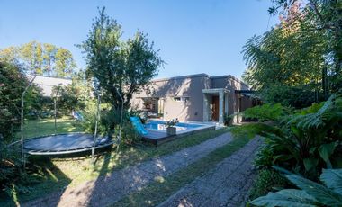 CASA DE 3 DORMITORIOS CON PILETA EN COUNTRY LOS MOLINOS