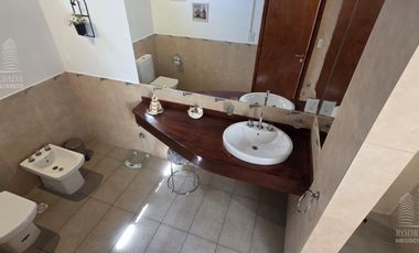 |CASA EN HERMOSA ZONA DE SAN BERNARDO|TERRAZA Y COCHERA CUB| RETASADA