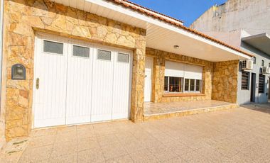 VENTA CASA 4 AMBIENTES CON DOBLE COCHERA CENTRO