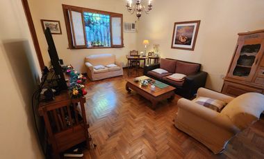 VENTA CASA 3 AMBIENTES CON PATIO Y COCHERA QUILMES