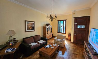 VENTA CASA 3 AMBIENTES CON PATIO Y COCHERA QUILMES