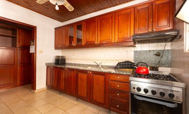 VENTA DE CASA EN HURLINGHAM OPORTUNIDAD!!