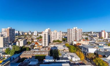 DEPARTAMENTO TIPO DÚPLEX EN EL CENTRO CON COCHERA
