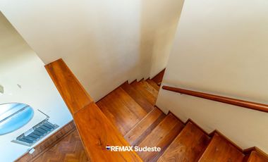 DEPARTAMENTO TIPO DÚPLEX EN EL CENTRO CON COCHERA