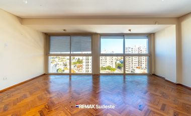 DEPARTAMENTO TIPO DÚPLEX EN EL CENTRO CON COCHERA